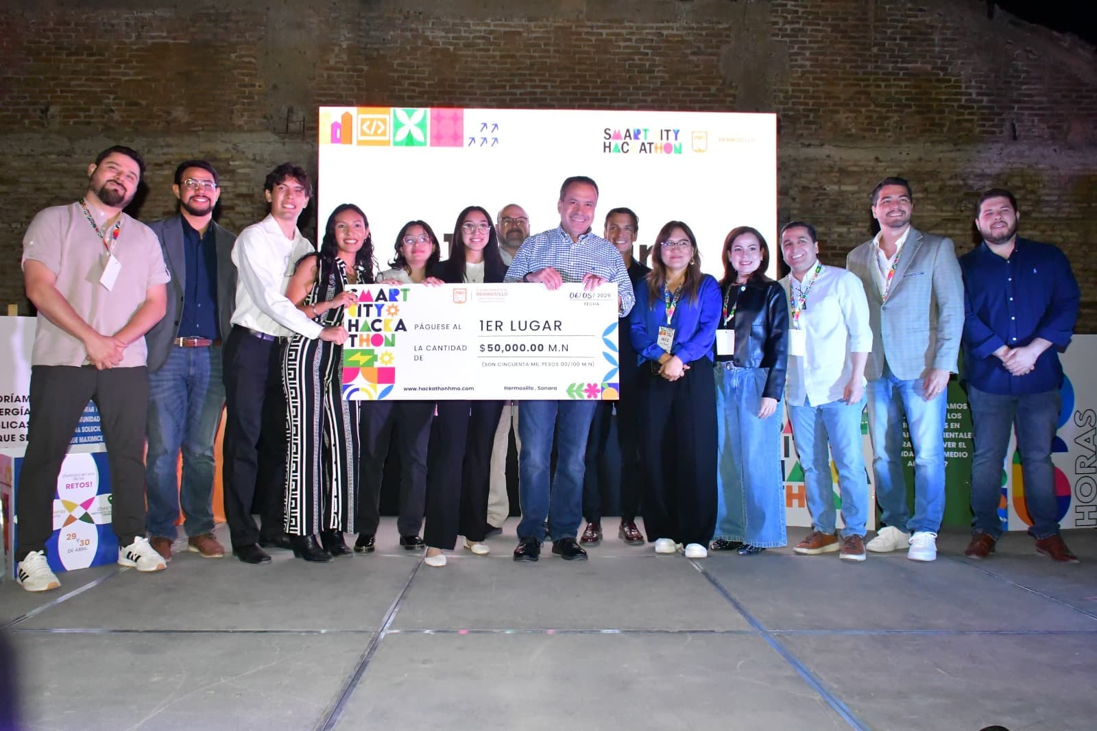 Alcalde Toño Astiazarán premia proyecto ganador de energía renovable en Smart City Hackathon 2025