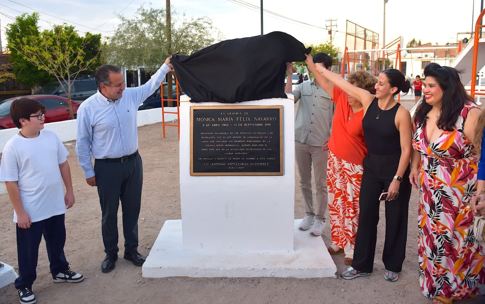 Toño Astiazarán devela placa del parque “Mónica Félix Navarro”, obra ganadora del presupuesto CRECES 2024