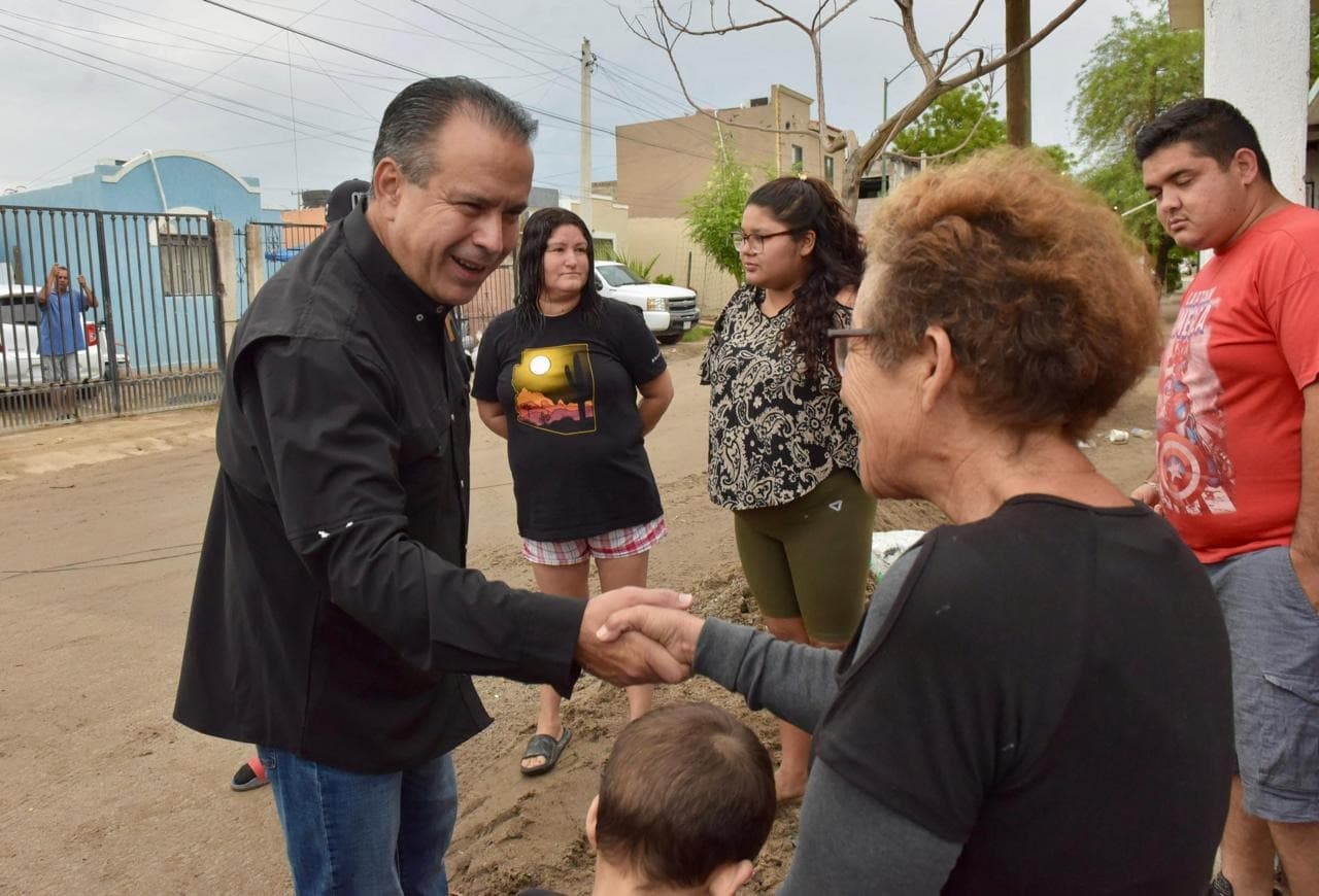 Atiende alcalde Toño Astiazarán a familias de La Caridad afectadas por lluvias