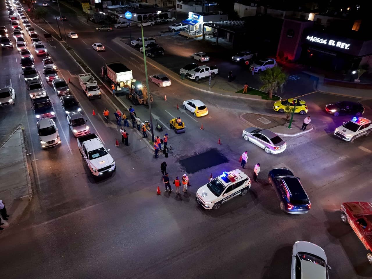 Alcalde Toño Astiazarán supervisa bacheo Nocturno en el norte de la ciudad