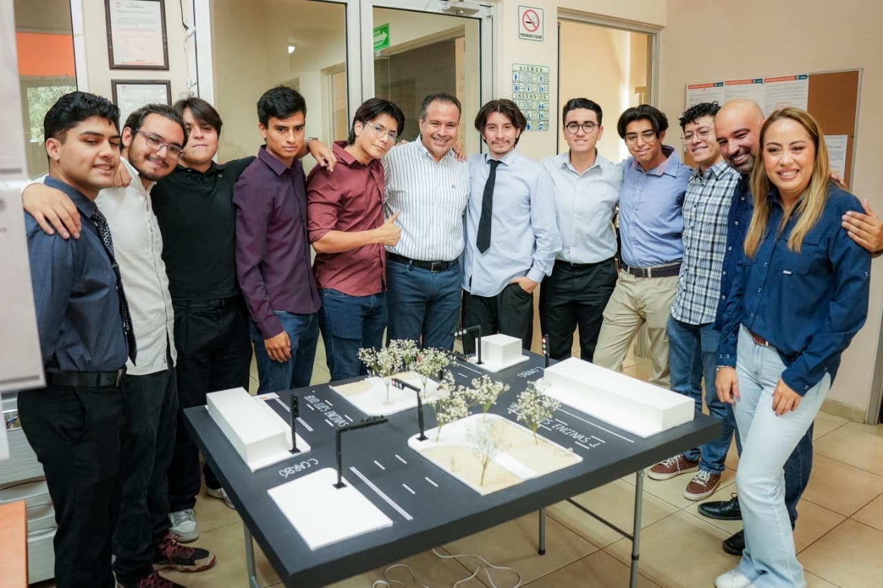 Alcalde Toño Astiazarán reconoce talento juvenil creador del proyecto de semáforo inteligente