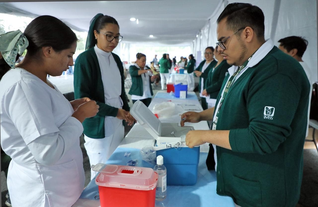 Con aplicación de más de 3.7 millones de vacunas, IMSS avanza en meta de la campaña para la temporada invernal