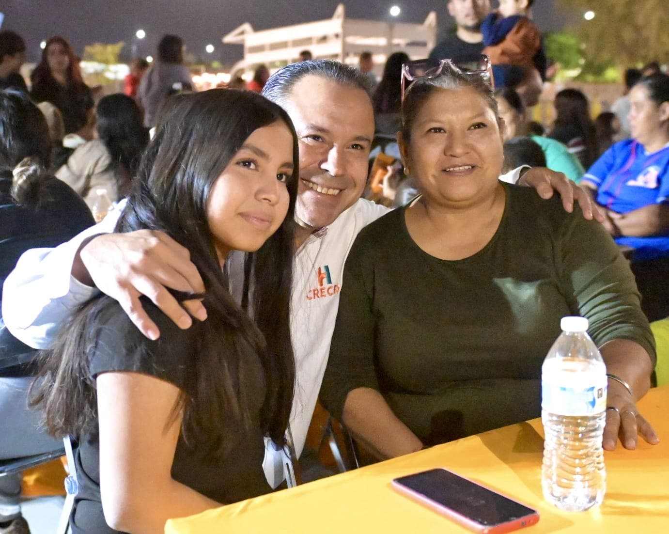 Alcalde Toño Astiazarán comparte espíritu navideño con familias de Parque Central en Posada CRECES