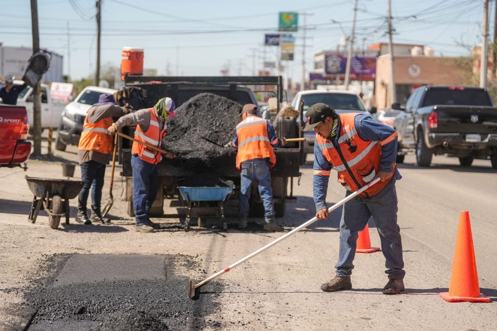 Ayuntamiento de Hermosillo realiza trabajos de rehabilitación en 14 vialidades
