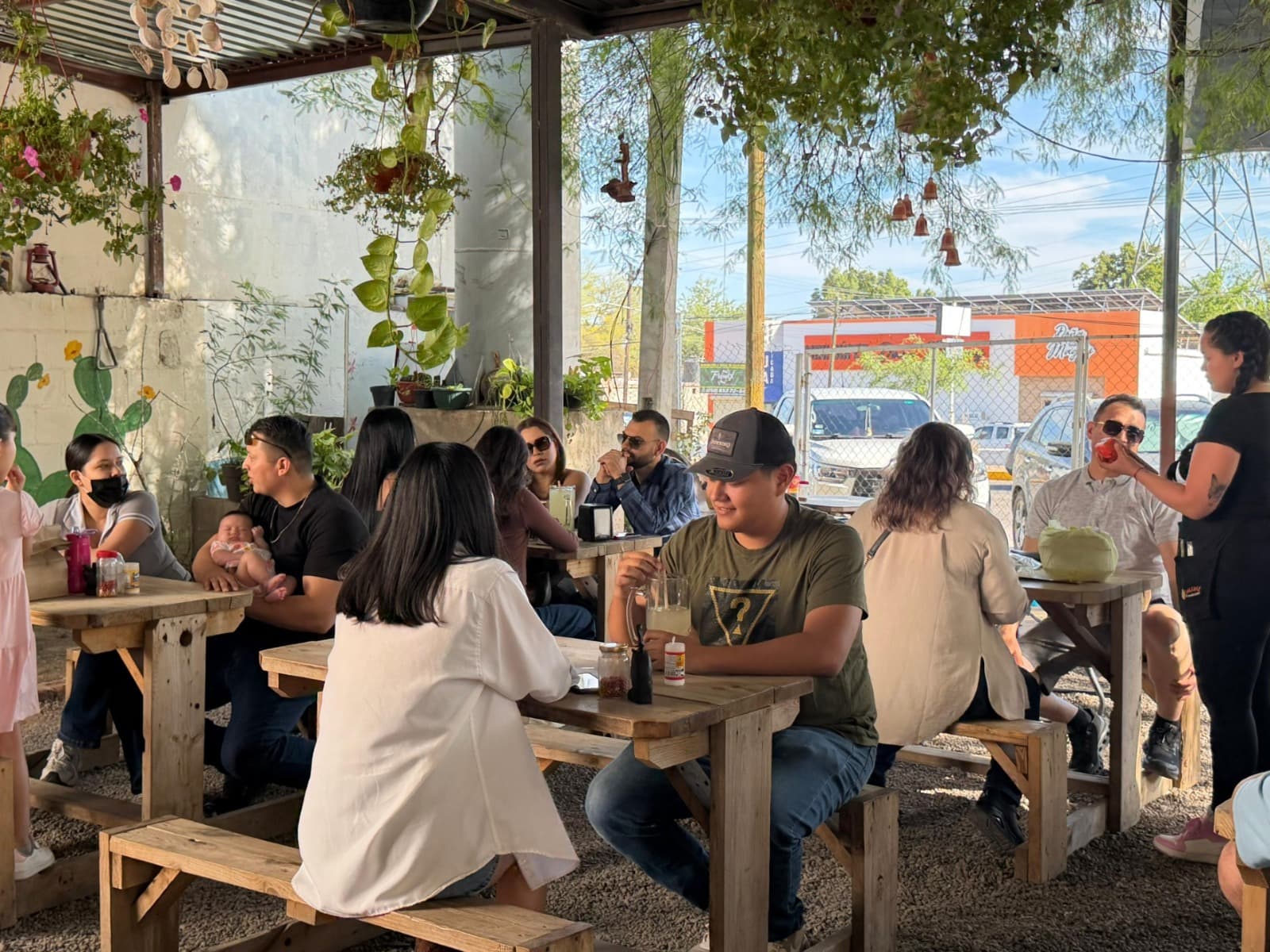 Disfrutan vacacionistas del Corredor Gastronómico de San Pedro el Saucito en Hermosillo