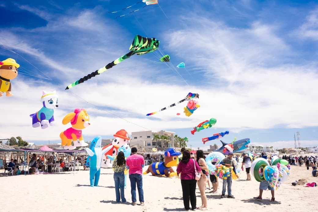 Sky Fest viste de colores el cielo de Bahía de Kino con papalotes gigantes