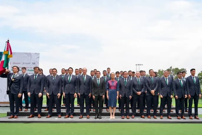 Abandera la presidenta Claudia Sheinbaum a la selección nacional de México que participará en la Copa Mundial de la FIFA 2026