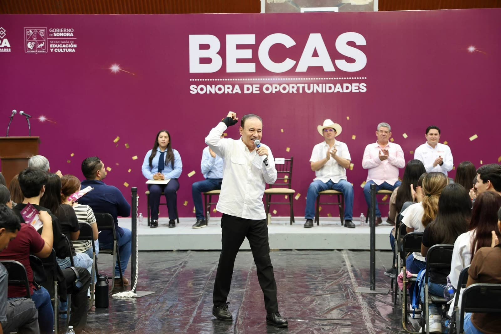 Gobernador Durazo garantiza con becas permanencia universitaria de 14 mil estudiantes de Cajeme y Navojoa