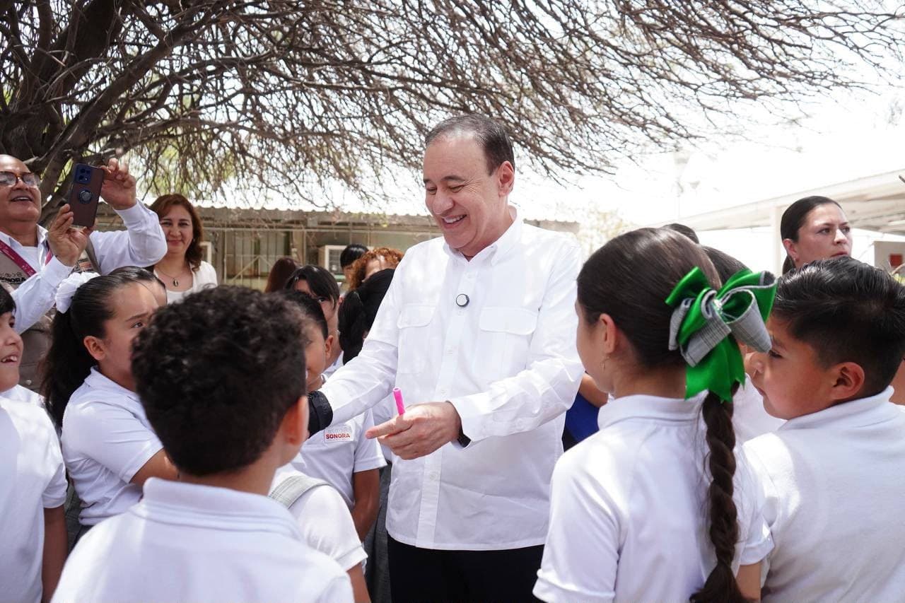 Gobernador Durazo respalda regulación del uso de celulares en escuelas de Sonora